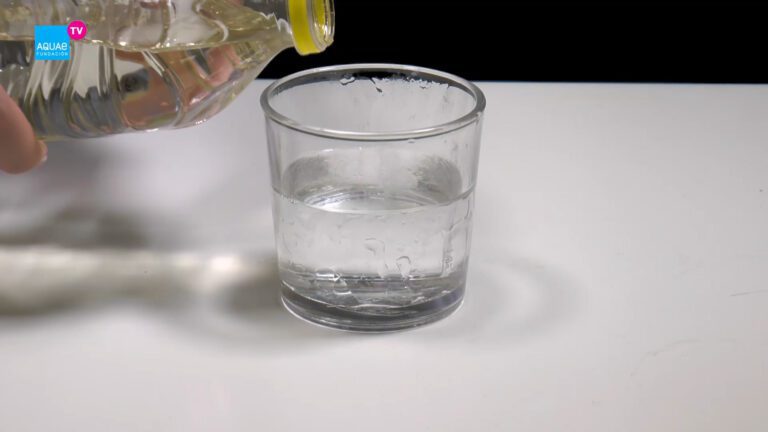 Qué sucede si el aceite de motor se mezcla con agua 16 aceite y agua en un recipiente transparente