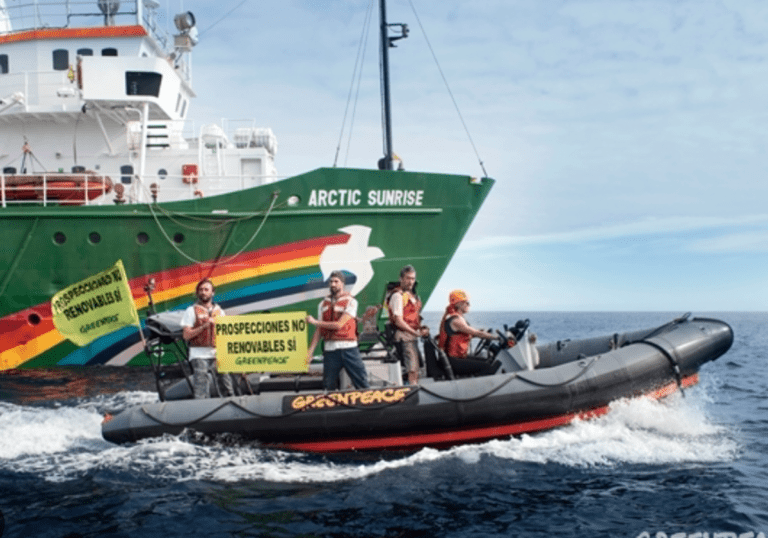 activistas de greenpeace en accion