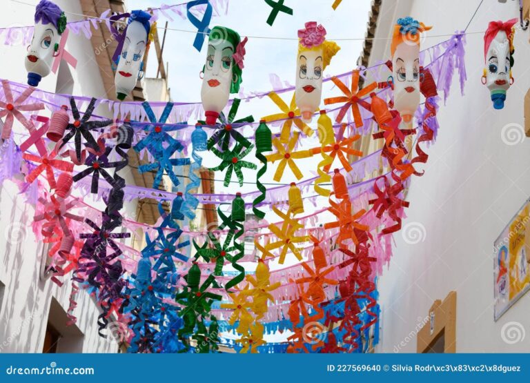 adornos de plastico coloridos en una calle