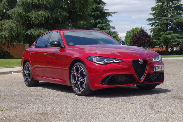 alfa romeo giulia gta en carretera serpenteante