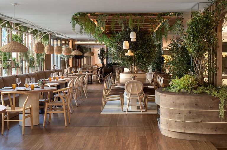 arboles artificiales en un ambiente decorado