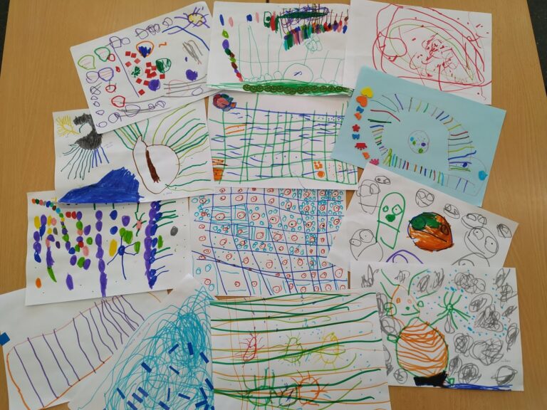 Qué actividades y talleres ofrece la Expo Artes Gráficas en Guadalajara 18 artistas creando en un taller de grafismo