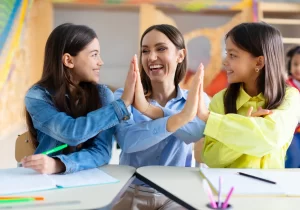 aula limpia con estudiantes felices y comprometidos