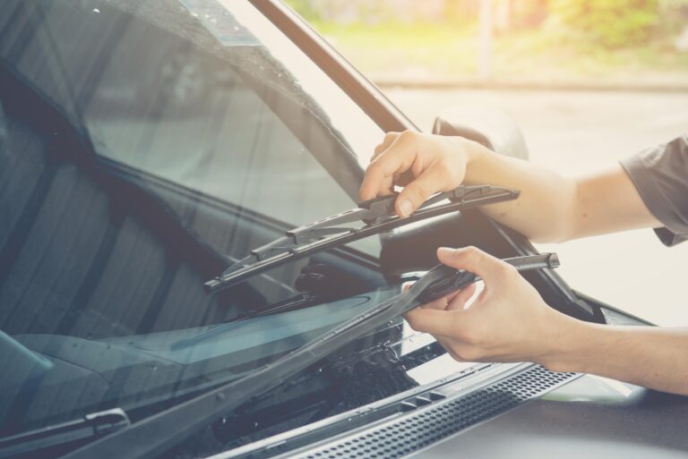 Cómo limpiar los vidrios del auto manchados de forma efectiva 23 auto con limpiaparabrisas en accion