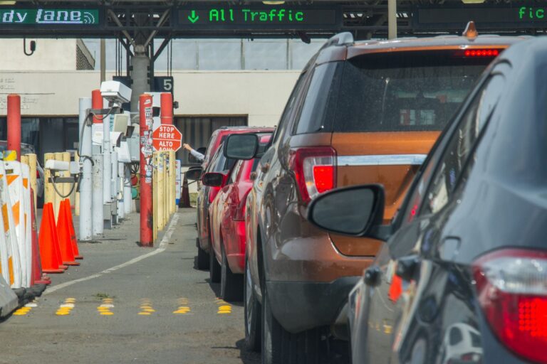 auto con placas en una carretera mexicana
