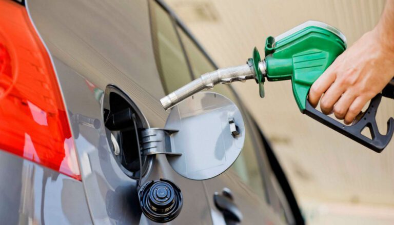 La gasolina rinde más si mantengo el tanque lleno en mi auto 28 auto con tanque de gasolina lleno
