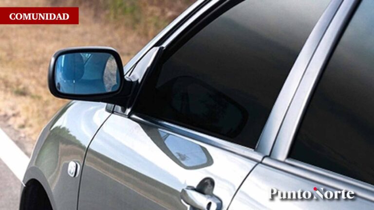 auto con vidrios polarizados en la carretera