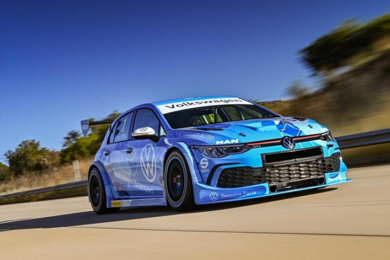 auto de carreras golf en pista mexicana