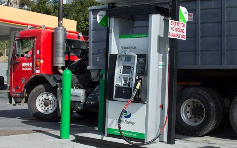 auto de gas natural en carretera mexicana