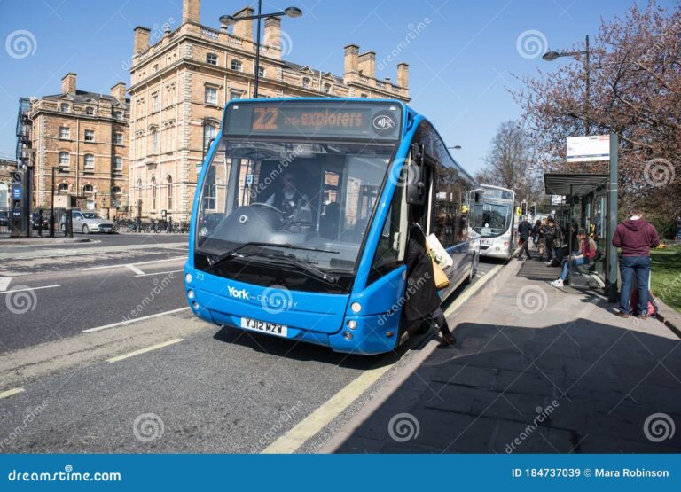 auto de pasajeros en un entorno urbano