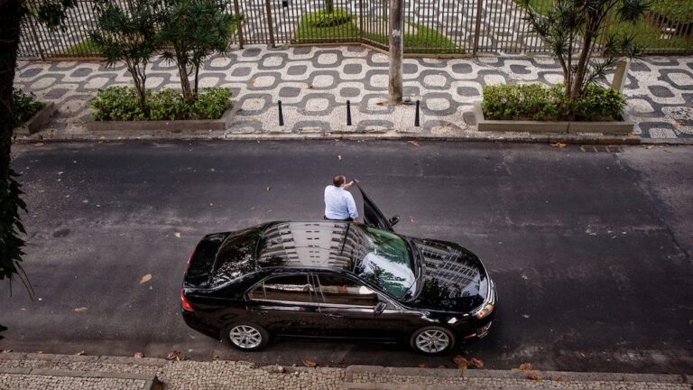 Cuánto cobra Uber por kilómetro recorrido en México 28 auto de uber en una carretera mexicana