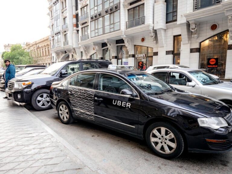 auto de uber estacionado en la ciudad