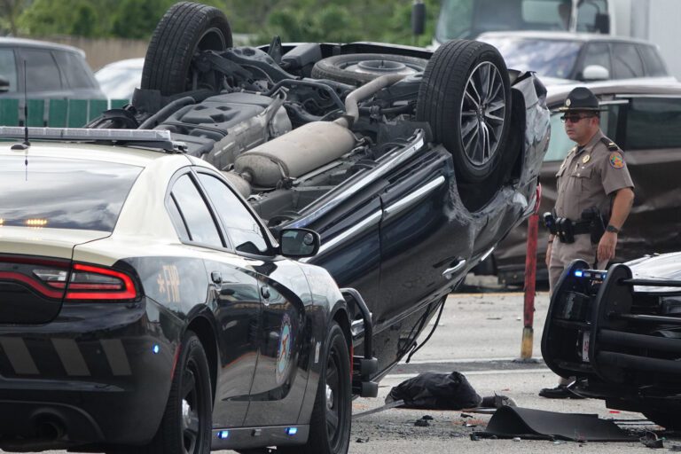auto detenido en una carretera vacia 1