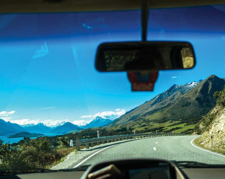 auto en carretera con paisaje mexicano 1