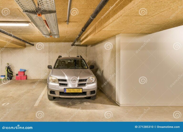 auto en un estacionamiento vacio