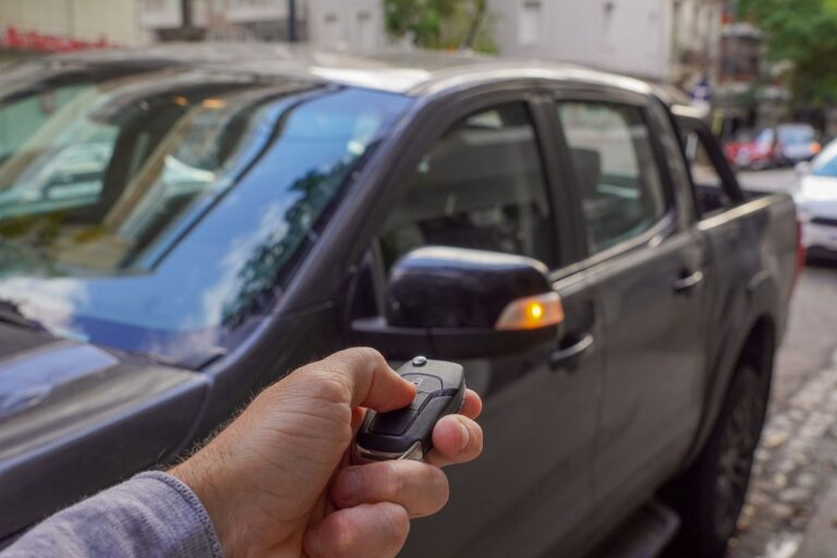 auto estacionado con senales de alarma