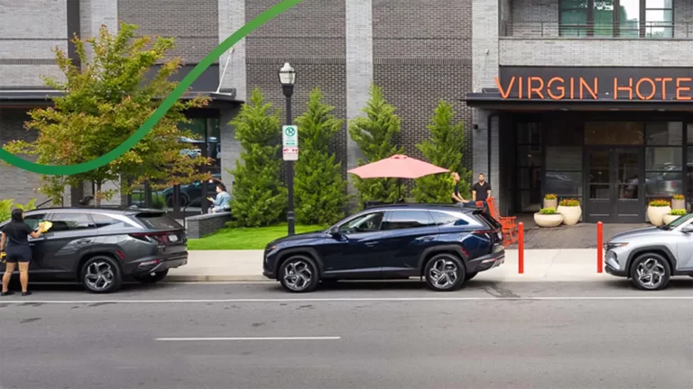 auto estacionado frente a un edificio gubernamental