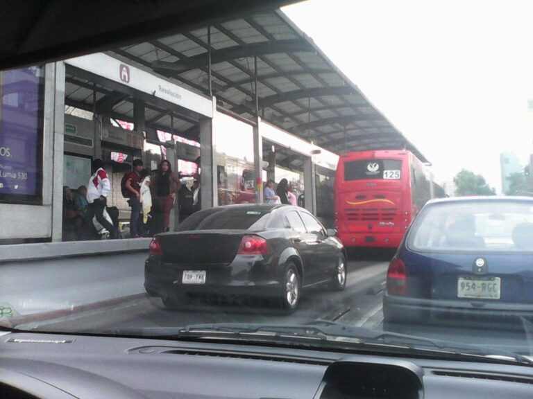 auto invadiendo carril del metrobus