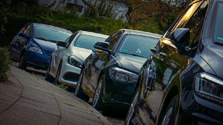 Cómo saber cuánto es la multa por mal estacionamiento en México 16 auto mal estacionado en una calle mexicana