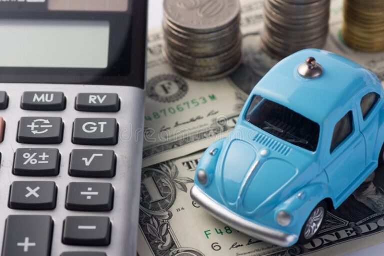 auto nuevo con calculadora y billetes