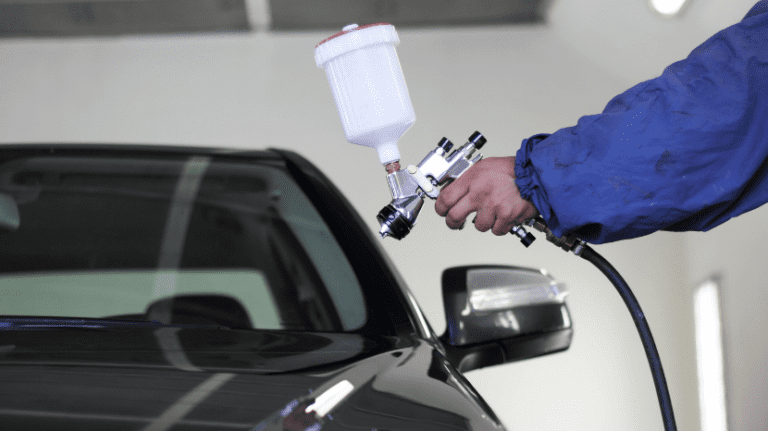 auto recien pintado en un taller