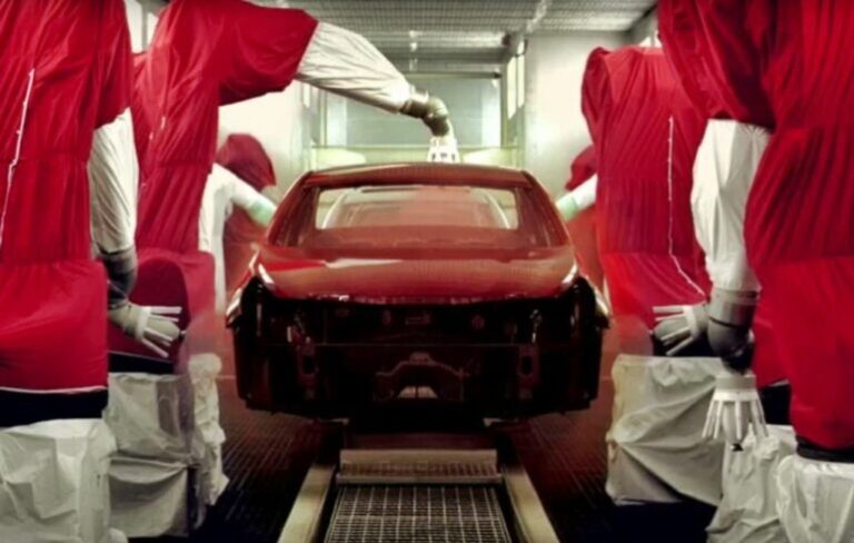 Cuánto cuesta pintar un carro en México y qué factores influyen 29 auto siendo pintado en un taller