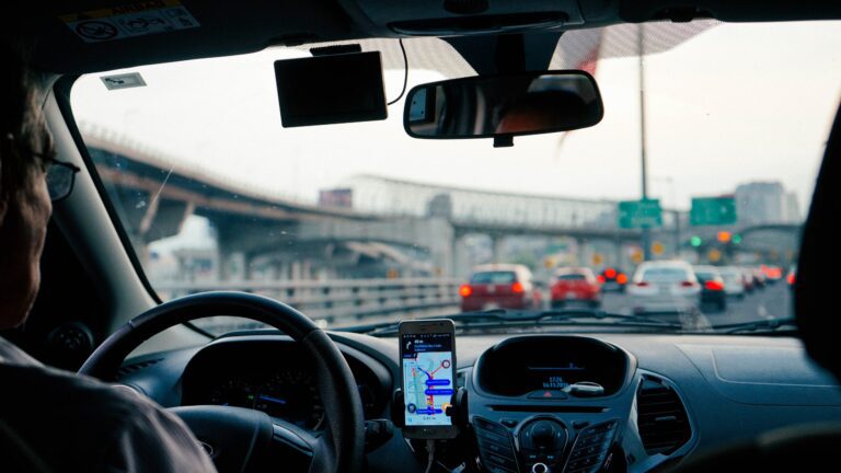 Qué significa ser socio de flota en Uber y cómo funciona 25 auto uber en la carretera con pasajeros