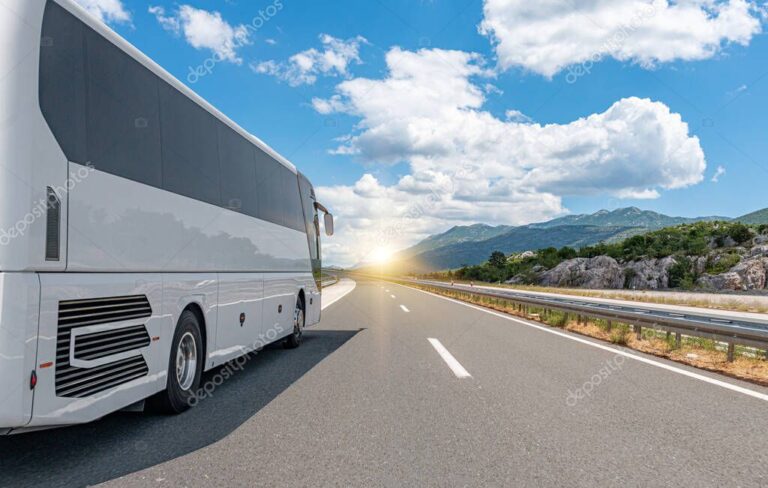 autobus de pasajeros en una carretera