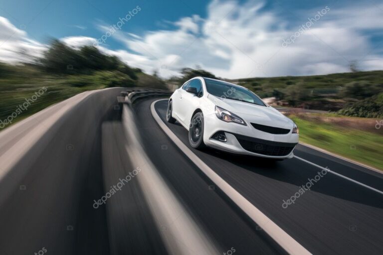 automovil acelerando en carretera vacia