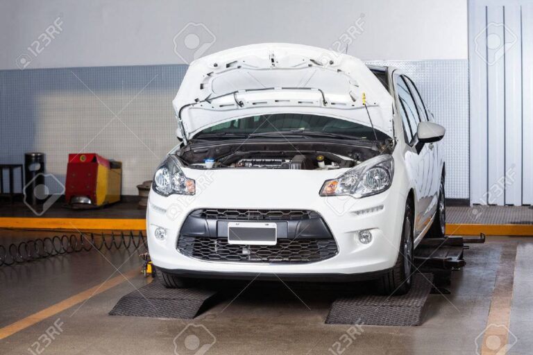 Por qué el motor de mi automóvil no arranca Causas comunes y soluciones 16 automovil con capo abierto en taller