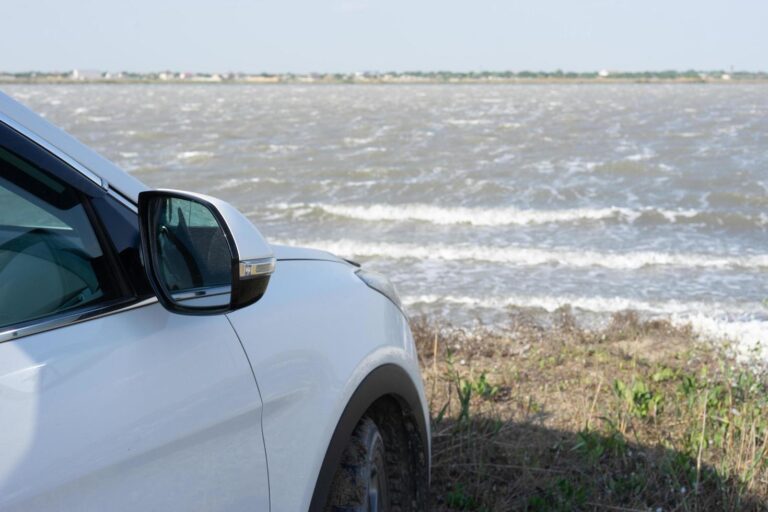 Es posible usar el agua como combustible para automóviles 9 automovil en un paisaje con agua