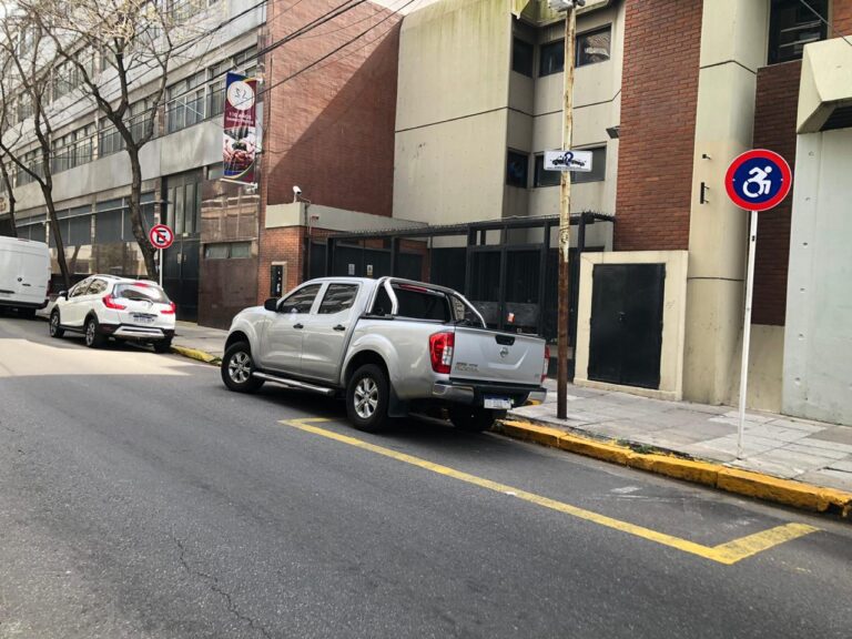 automovil mal estacionado en la calle