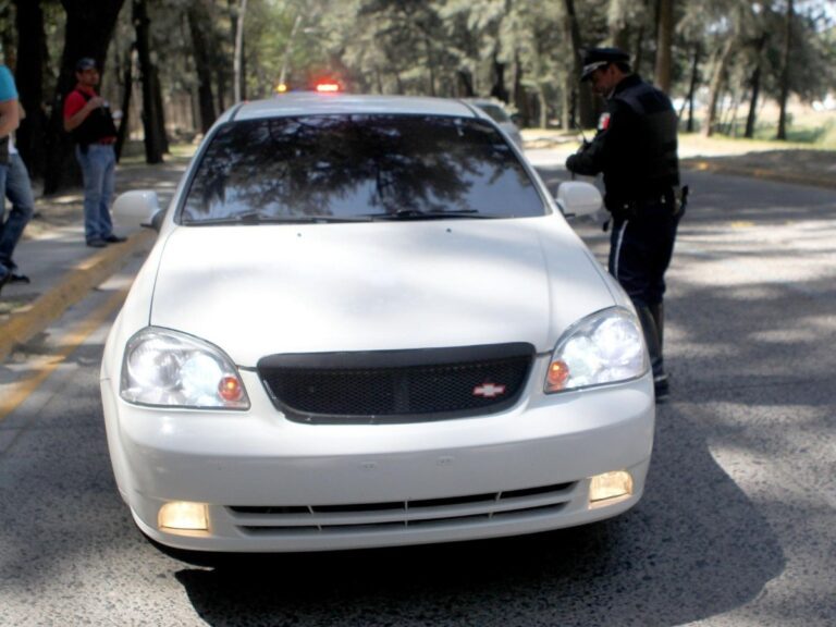 automovil mexicano sin placa delantera