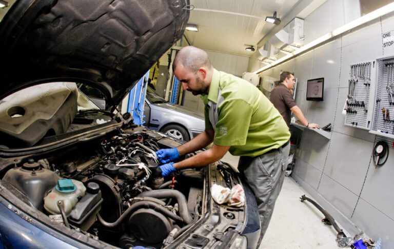 automovil recibiendo mantenimiento en taller