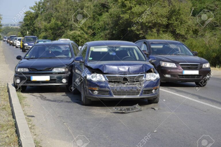 autos chocados en una carretera urbana