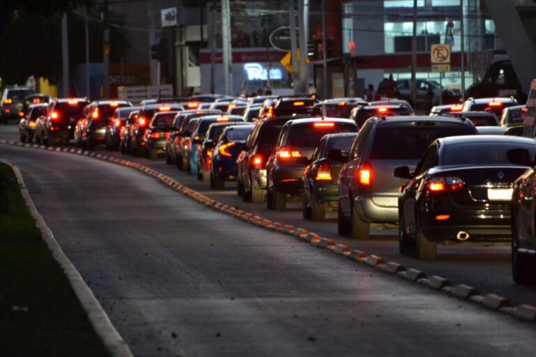 autos circulando en una carretera mexicana