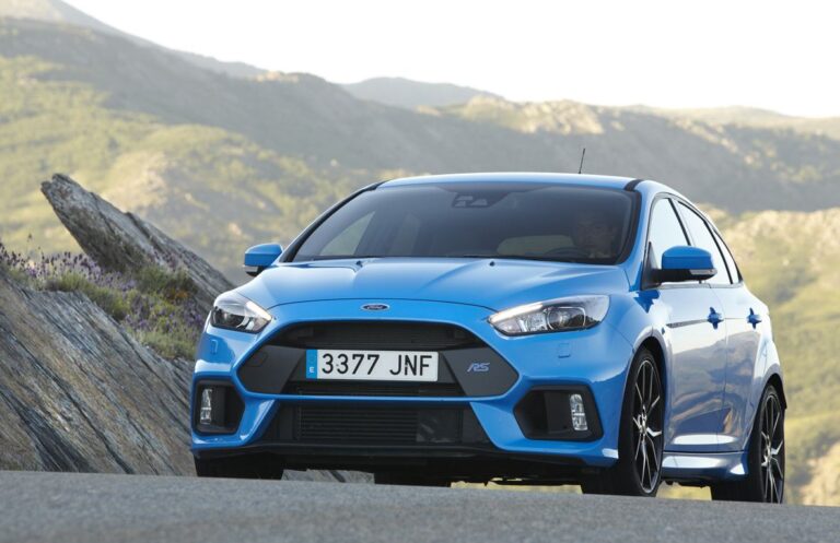 autos de gama media en carretera