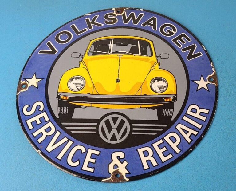 autos en concesionario con letreros de ofertas