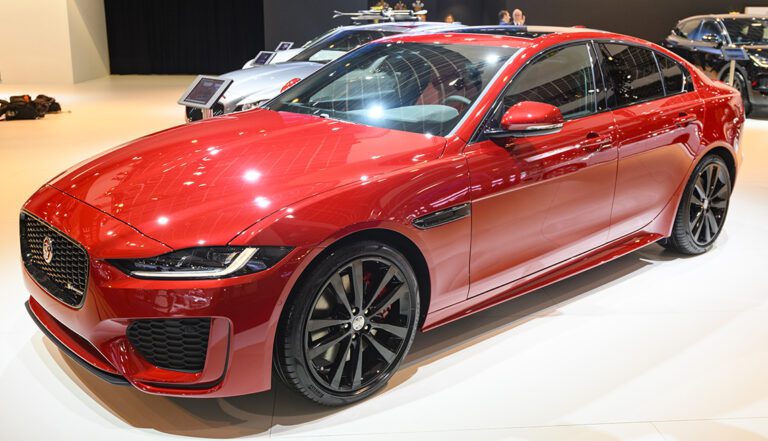 autos en exhibicion con precios variados