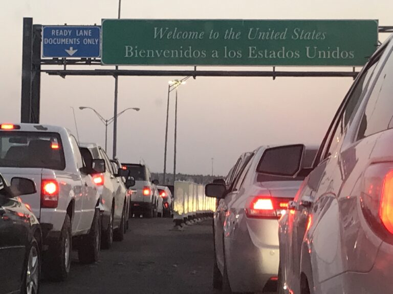 autos en fila en una carretera del estado de mexico