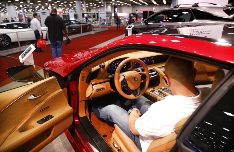 autos nuevos en exhibicion en un concesionario