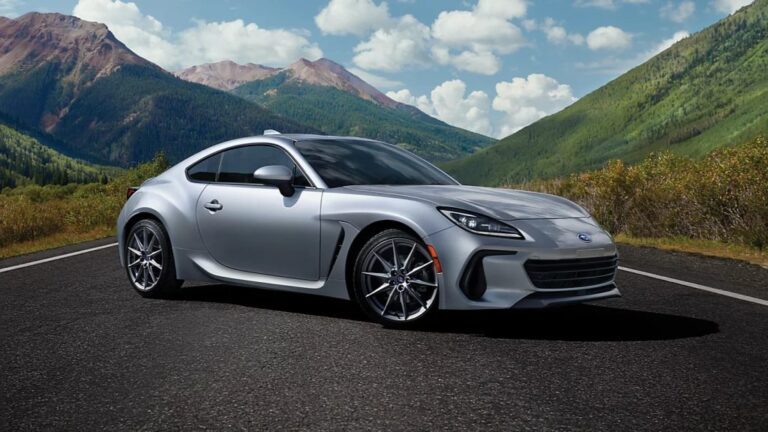 autos toyota y subaru en carretera