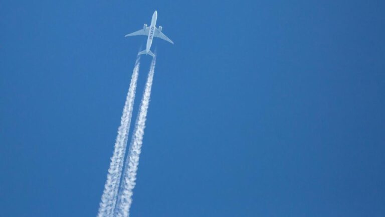 avion dejando estelas en un cielo azul
