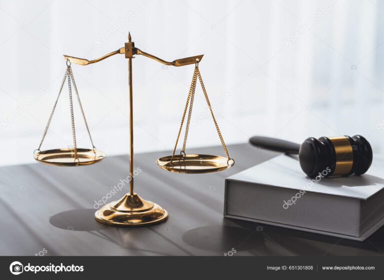 Qué son las leyes del marco legal y cómo afectan a la sociedad 16 balanza de justicia sobre un fondo legal