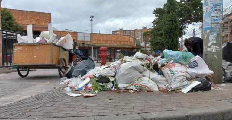 basura acumulada en calles colombianas