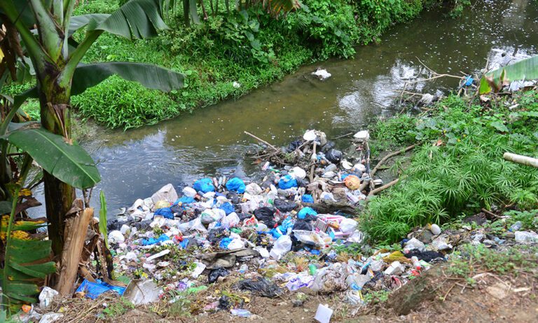 basura en la calle cerca de un rio