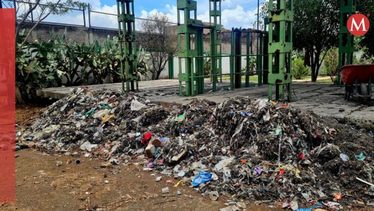 basura en la calle con multa visible
