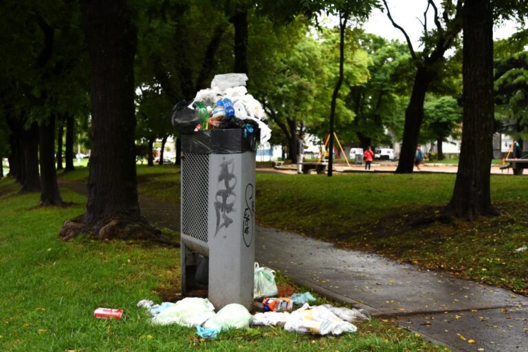 basura en una plaza publica con naturaleza