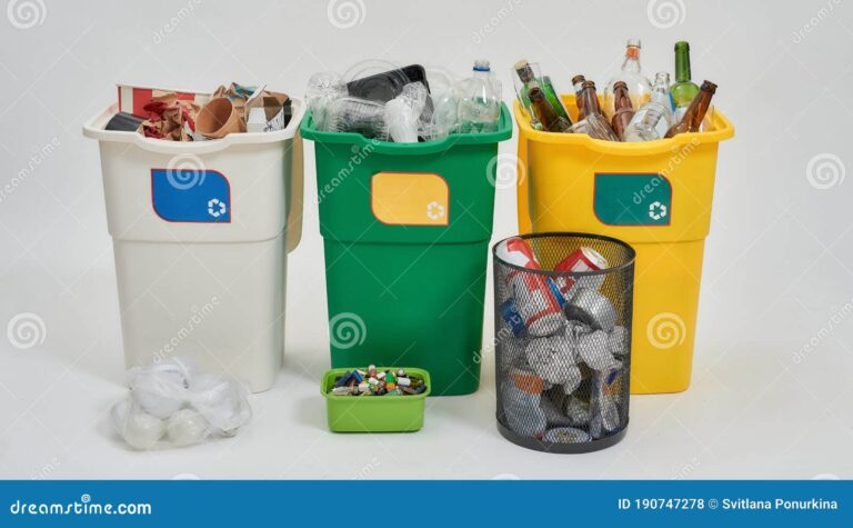 basura reciclable en coloridos contenedores