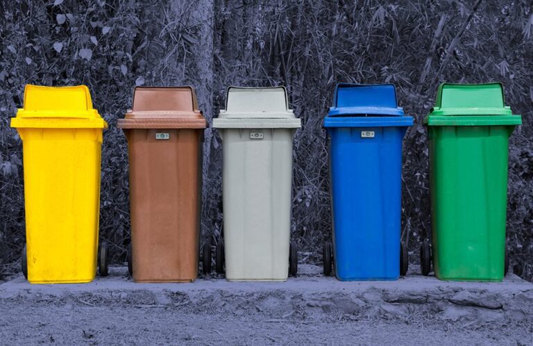 basura reciclable en contenedores coloridos